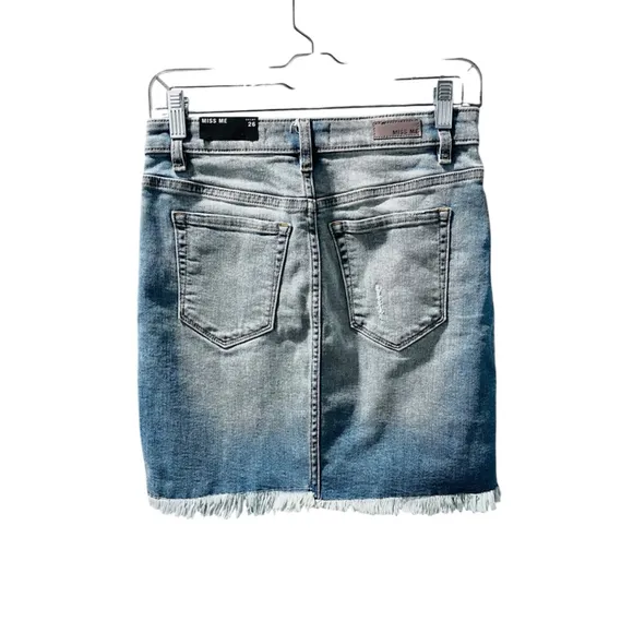 Miss Me NWT Med Wash Blue Denim Jean Skirt Size 26 Mini Button Fly Fray Hem
